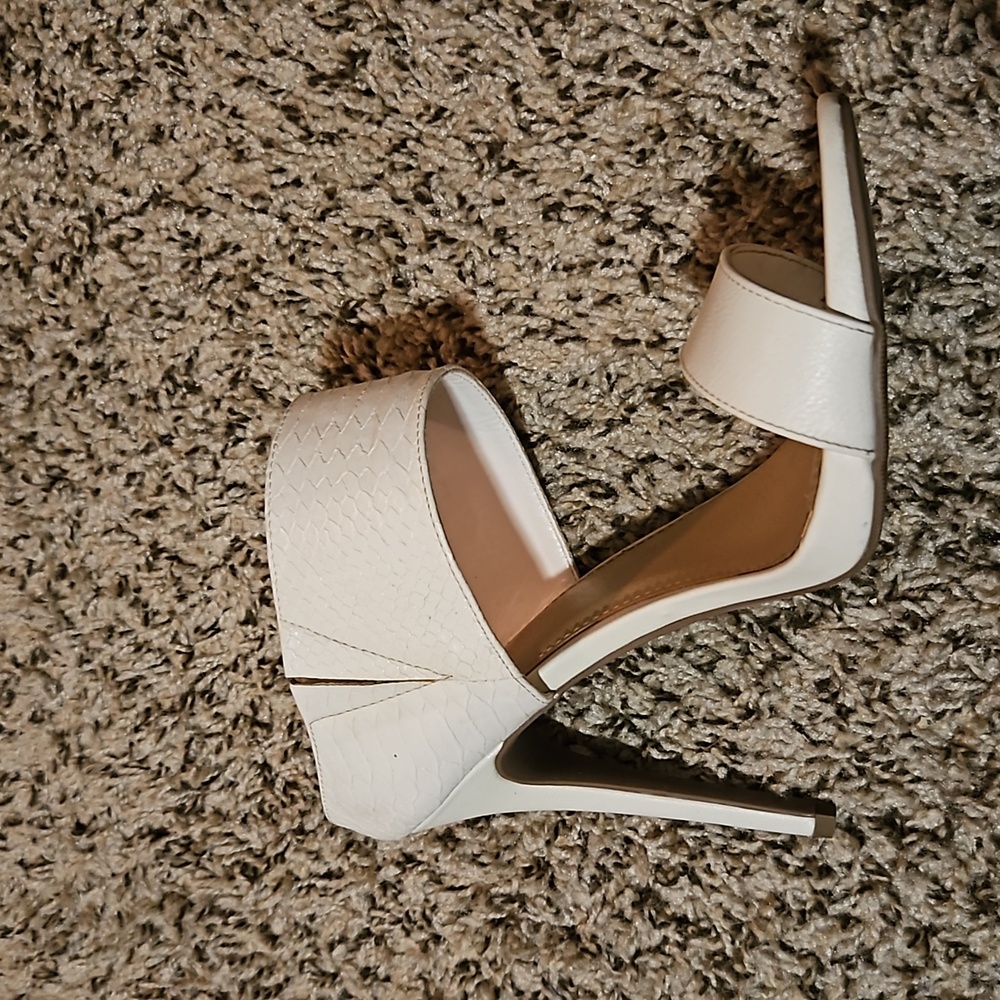 MOSSIMO WHITE SLIP-ON HEELS